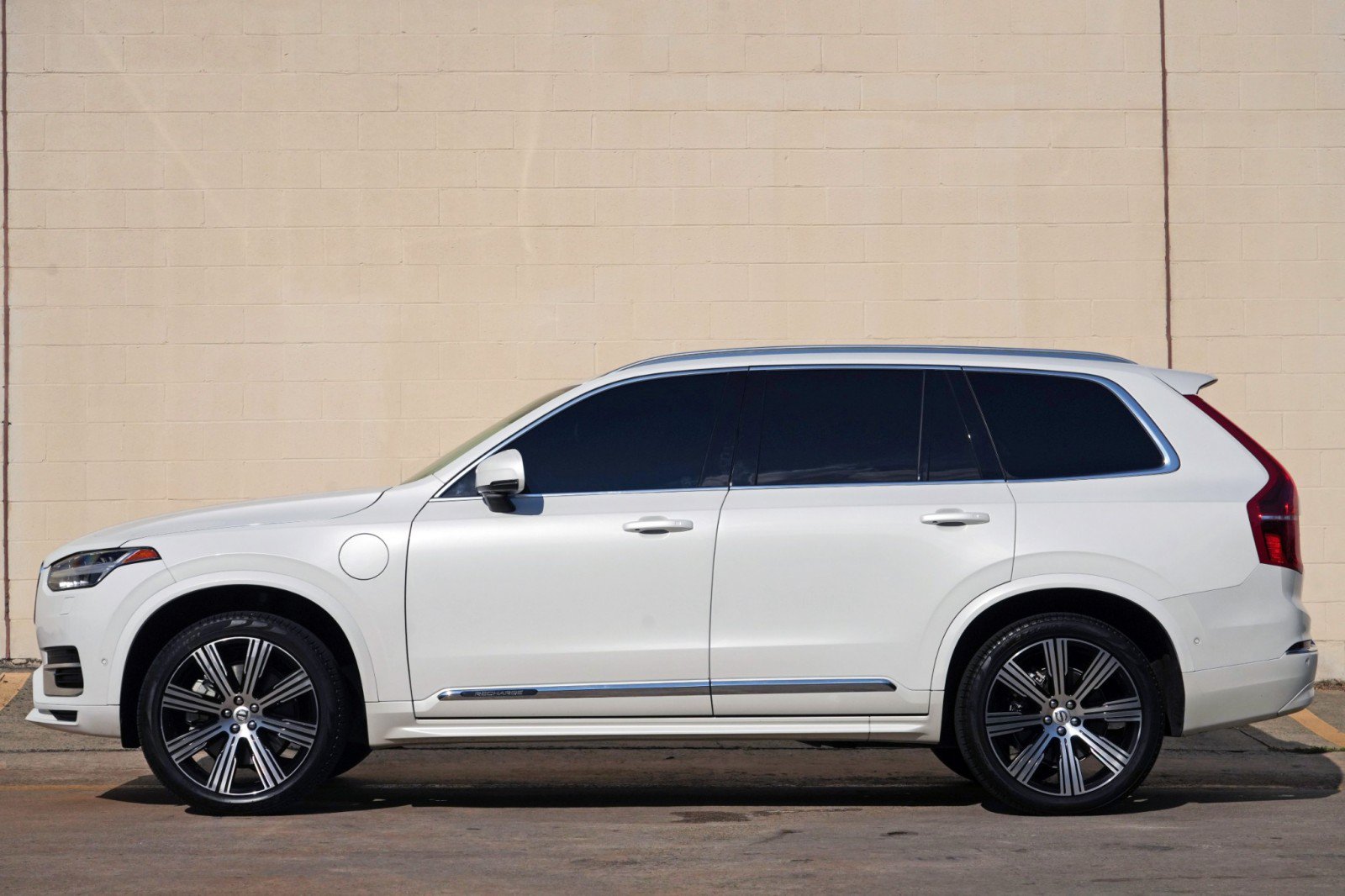 Used 2024 Volvo XC90 T8 Plus w/ Protection Package Premier AWD/4WD image 9
