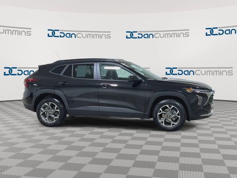 Used 2025 Chevrolet Trax LT FWD image 9