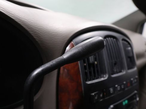 Used 2003 Chrysler Town & Country Limited image 29