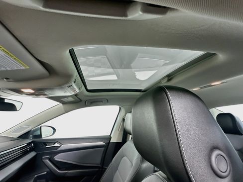 Used 2025 Volkswagen Jetta SE FWD image 27