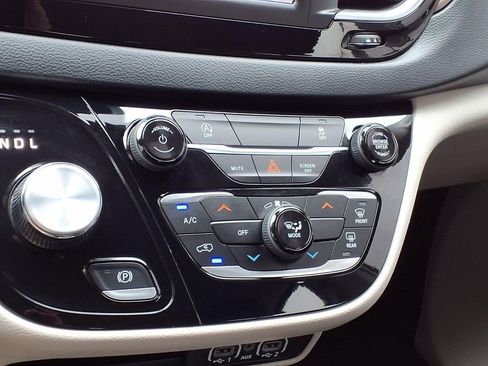 Used 2023 Chrysler Voyager LX image 13