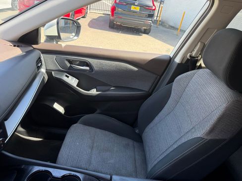 Used 2023 Nissan Rogue SV image 21