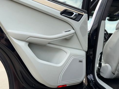 Used 2016 Porsche Macan Turbo image 27