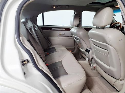 Used 2004 Lincoln Town Car Ultimate image 12