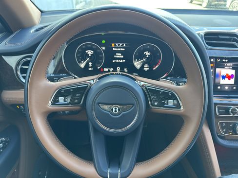 Used 2022 Bentley Bentayga image 19
