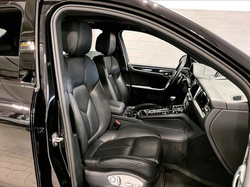 Certified 2023 Porsche Macan image 12