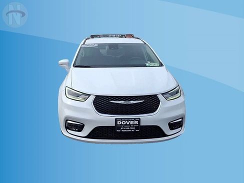 Certified 2022 Chrysler Pacifica Touring-L image 3