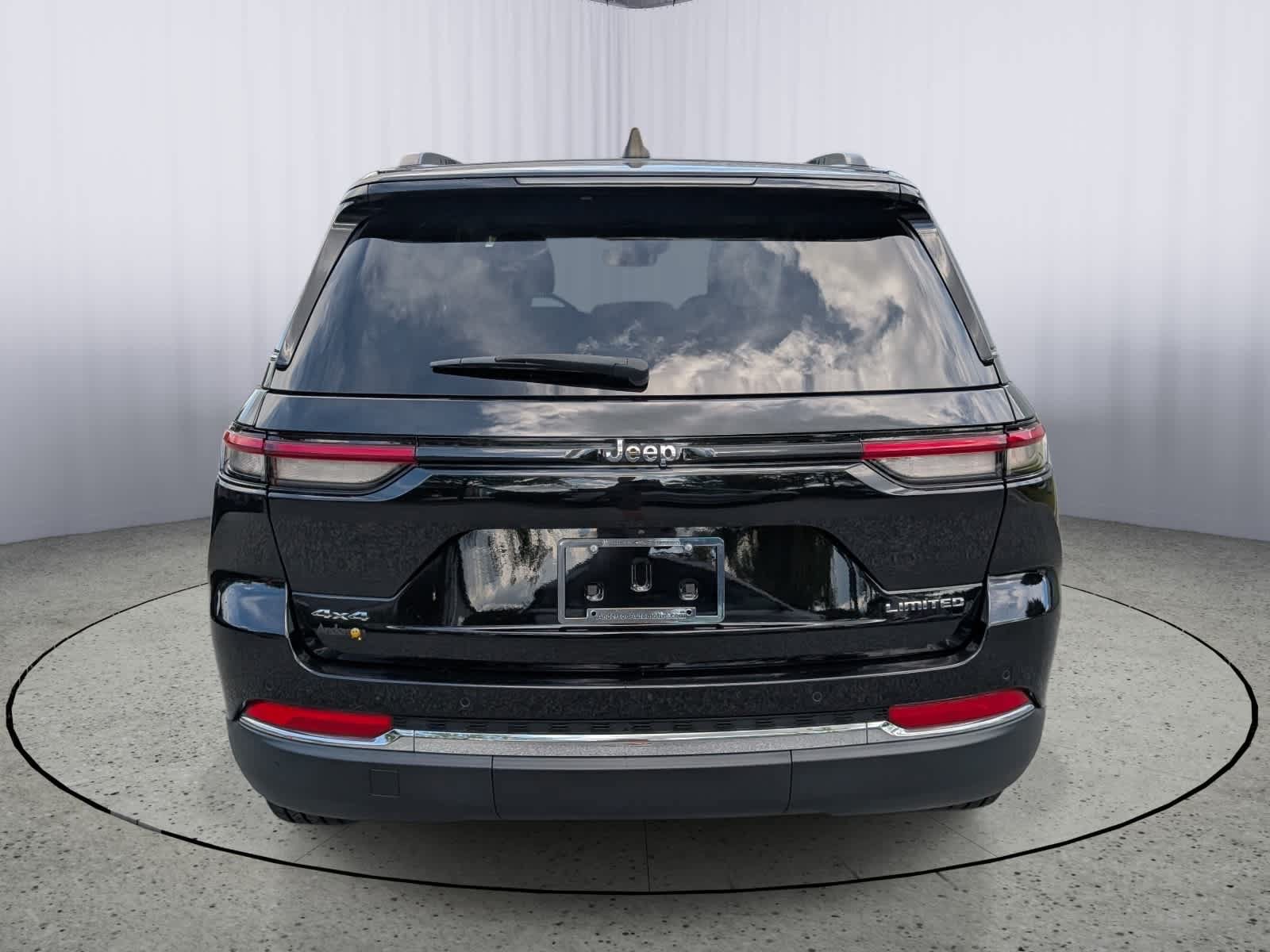 Used 2023 Jeep Grand Cherokee Limited AWD/4WD image 4
