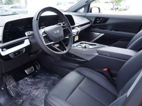 New 2025 Cadillac Optiq Luxury 2 image 16