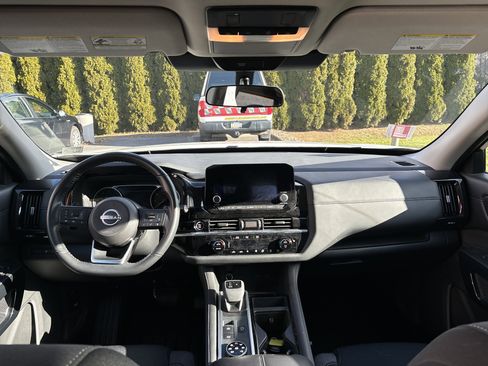 Used 2024 Nissan Pathfinder SV w/ Black Appearance Package image 16