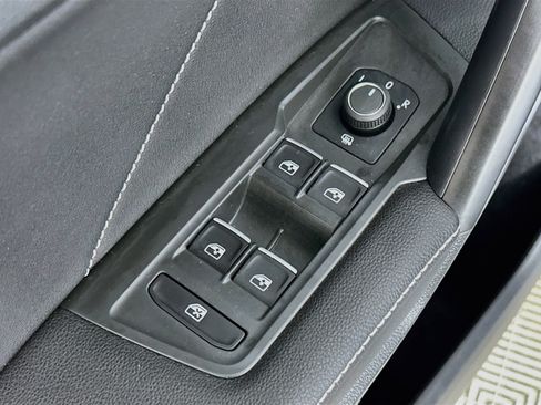 Used 2022 Volkswagen Tiguan SE AWD/4WD image 17