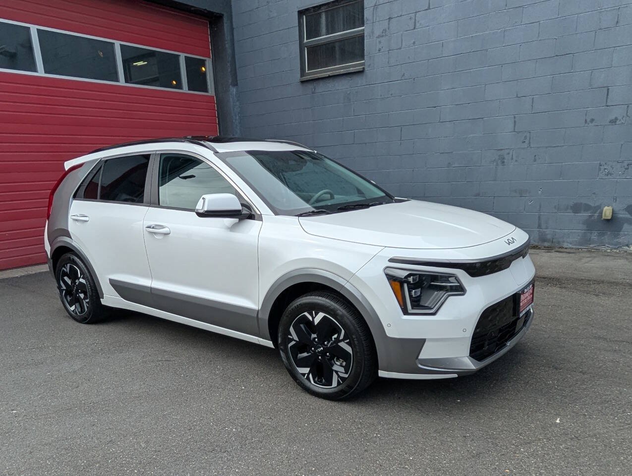 Used 2023 Kia Niro Wave w/ Wave Preserve Package FWD image 1