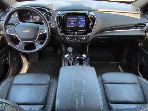 Used 2022 Chevrolet Traverse LT w/ LT Premium Package AWD/4WD image 12
