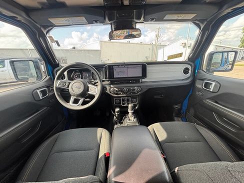 Used 2025 Jeep Wrangler Unlimited Sahara AWD/4WD image 13