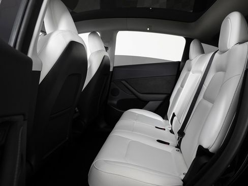 Used 2023 Tesla Model Y Long Range image 18