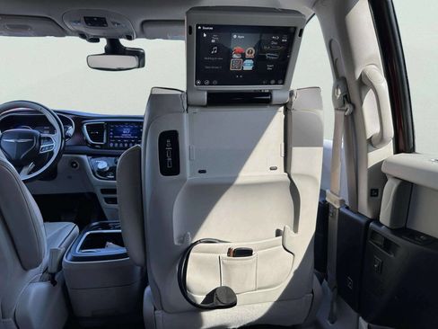 Used 2017 Chrysler Pacifica Limited w/ UConnect Theater Package image 22