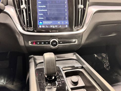 Used 2024 Volvo S60 B5 Core image 9