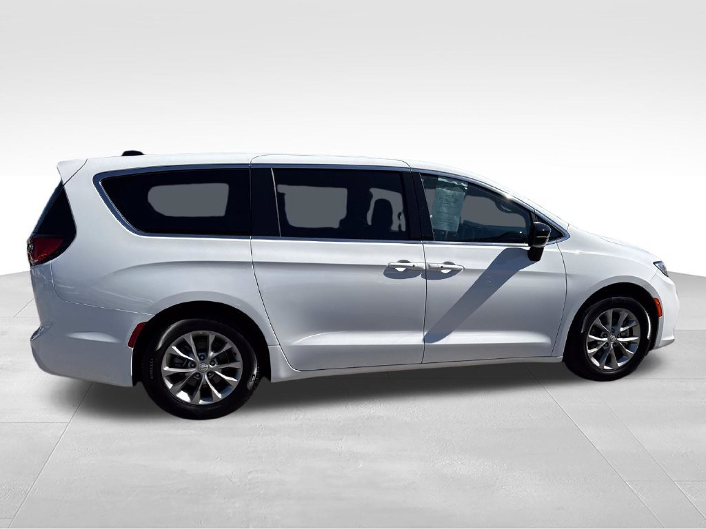 Used 2026 Chrysler Pacifica Limited FWD image 3