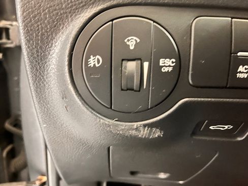 Used 2010 Hyundai Veracruz Limited FWD image 33