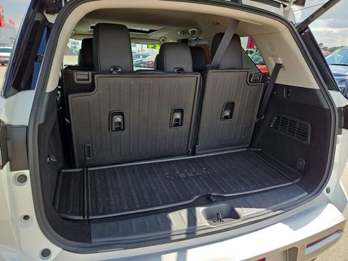 Used 2024 Nissan Pathfinder Platinum image 19