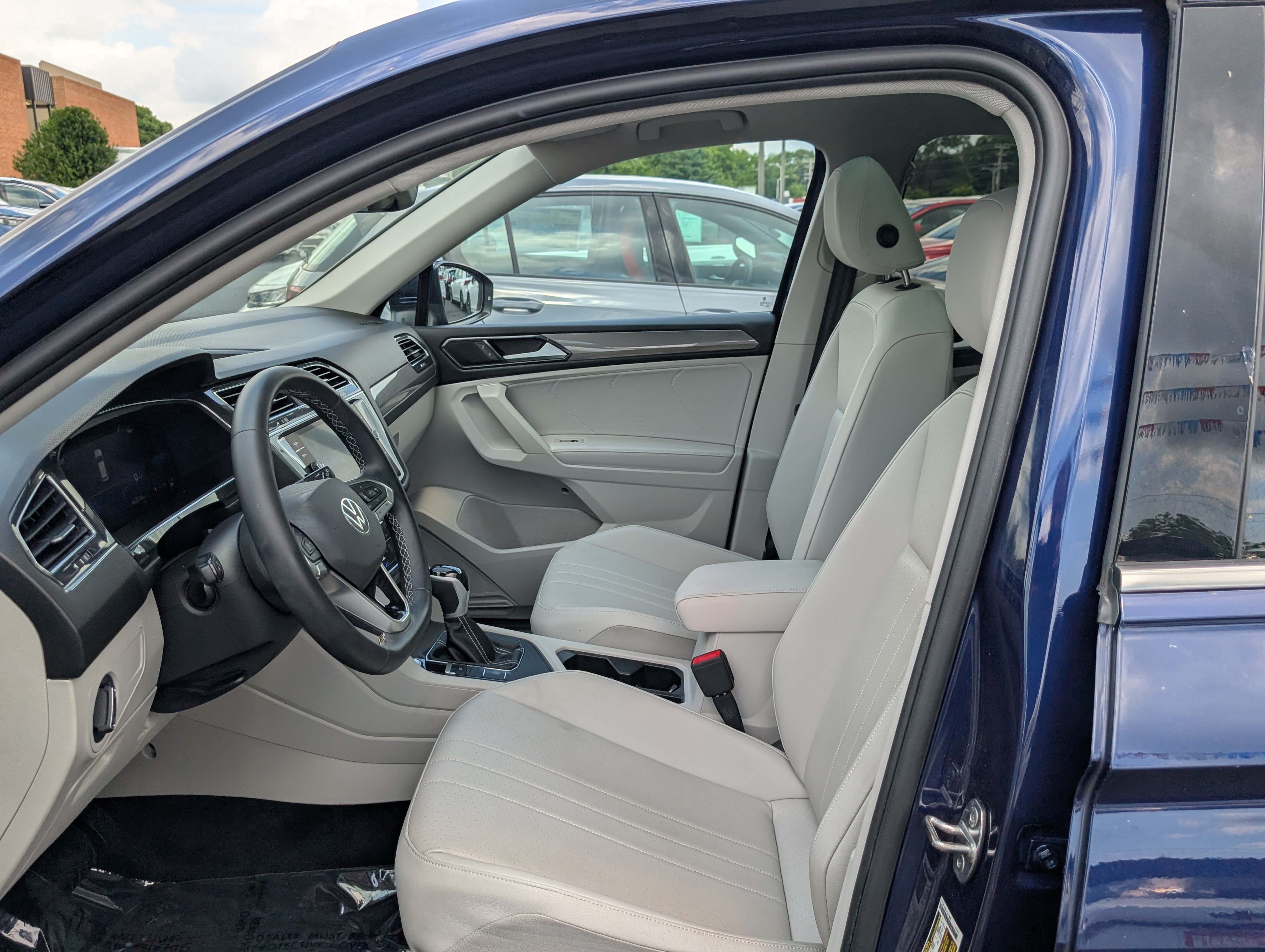 Used 2023 Volkswagen Tiguan SE w/ Panoramic Sunroof Package FWD image 16