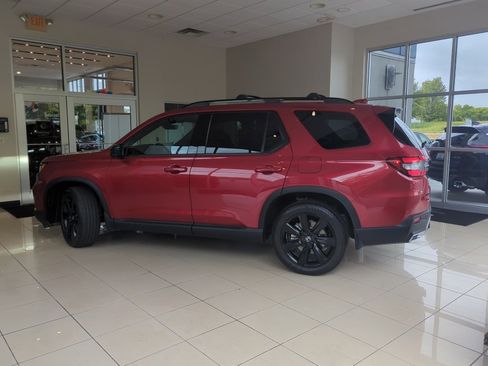 Used 2025 Honda Pilot Black Edition image 3