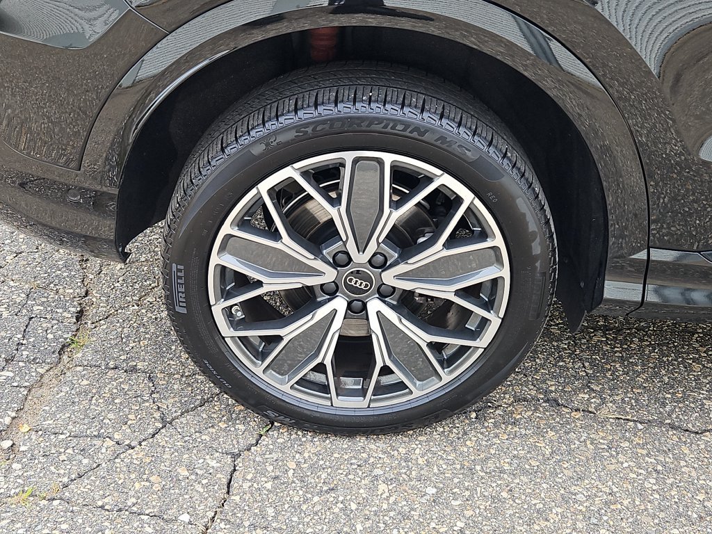 Certified 2025 Audi Q5 Premium AWD/4WD image 9