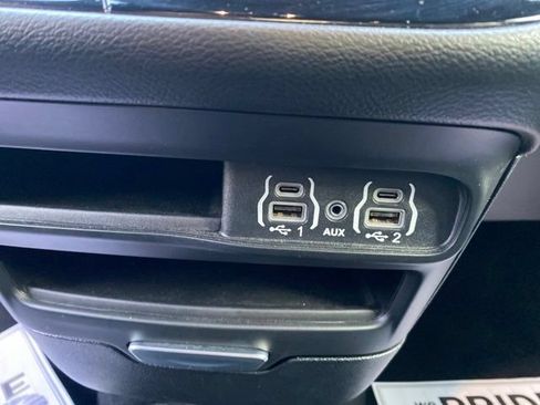 Used 2025 Chrysler Pacifica Select FWD image 16