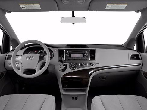 Used 2014 Toyota Sienna XLE FWD image 5