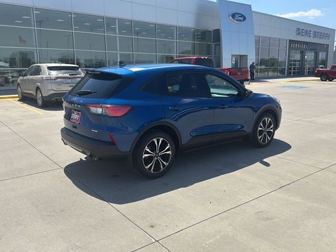 Used 2022 Ford Escape SE w/ SE Sport Appearance Package image 3