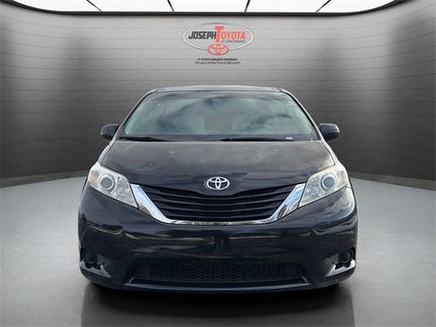 Used 2012 Toyota Sienna LE image 7