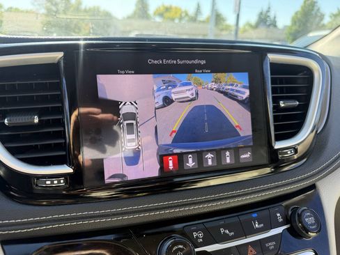 Used 2021 Chrysler Pacifica Touring-L FWD image 11