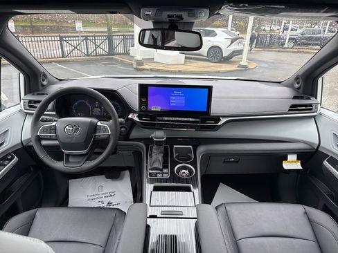 New 2026 Toyota Sienna XSE image 15