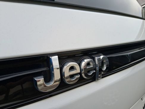 Used 2023 Jeep Grand Cherokee Limited w/ Luxury Tech Group II AWD/4WD image 17