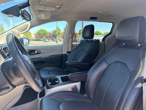 Used 2024 Chrysler Pacifica Touring-L FWD image 10