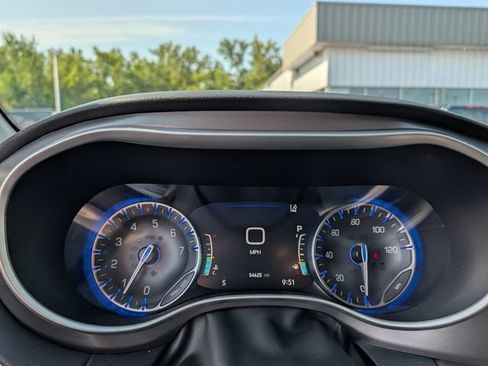 Used 2024 Chrysler Pacifica Touring-L FWD image 23