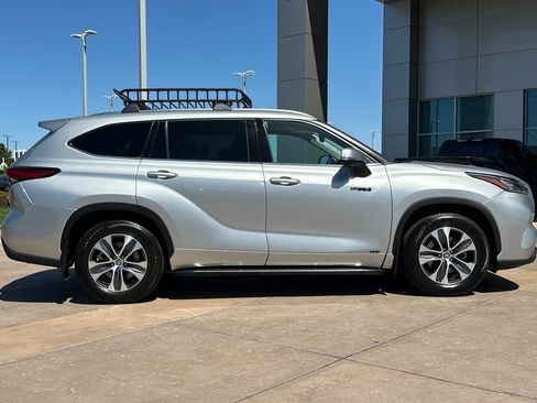 Used 2020 Toyota Highlander XLE AWD/4WD image 3