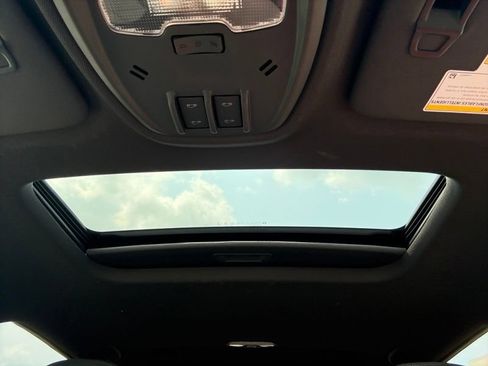 Used 2025 Chevrolet Trax RS w/ Sunroof Package FWD image 14