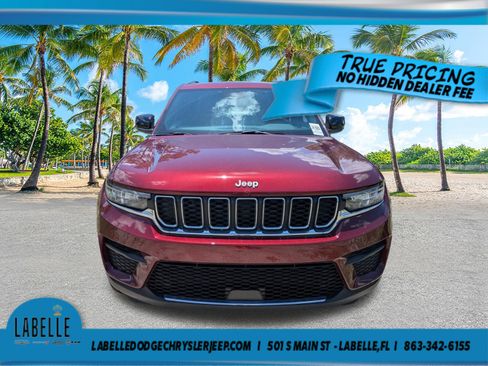 Used 2024 Jeep Grand Cherokee Laredo AWD/4WD image 9