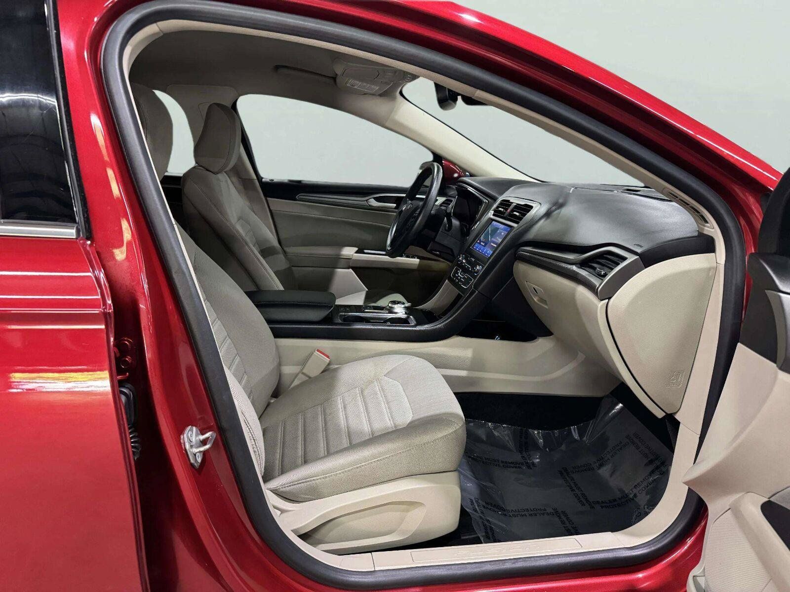 Used 2020 Ford Fusion SE FWD image 32