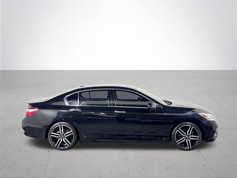 Used 2017 Honda Accord Touring image 5