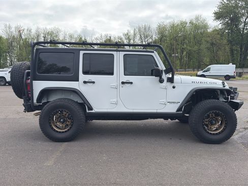 Used 2016 Jeep Wrangler Unlimited Rubicon w/ Connectivity Group AWD/4WD image 25