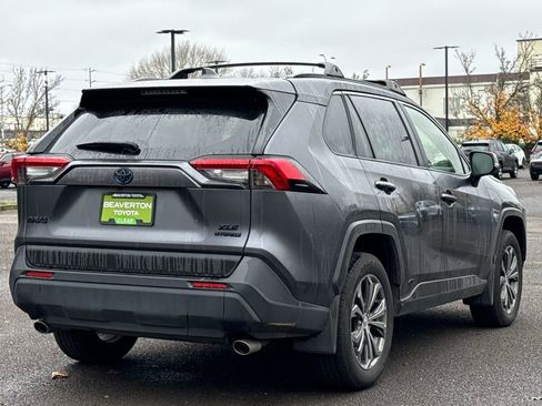 Used 2022 Toyota RAV4 XLE Premium image 5