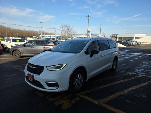 Used 2024 Chrysler Pacifica Touring-L image 8