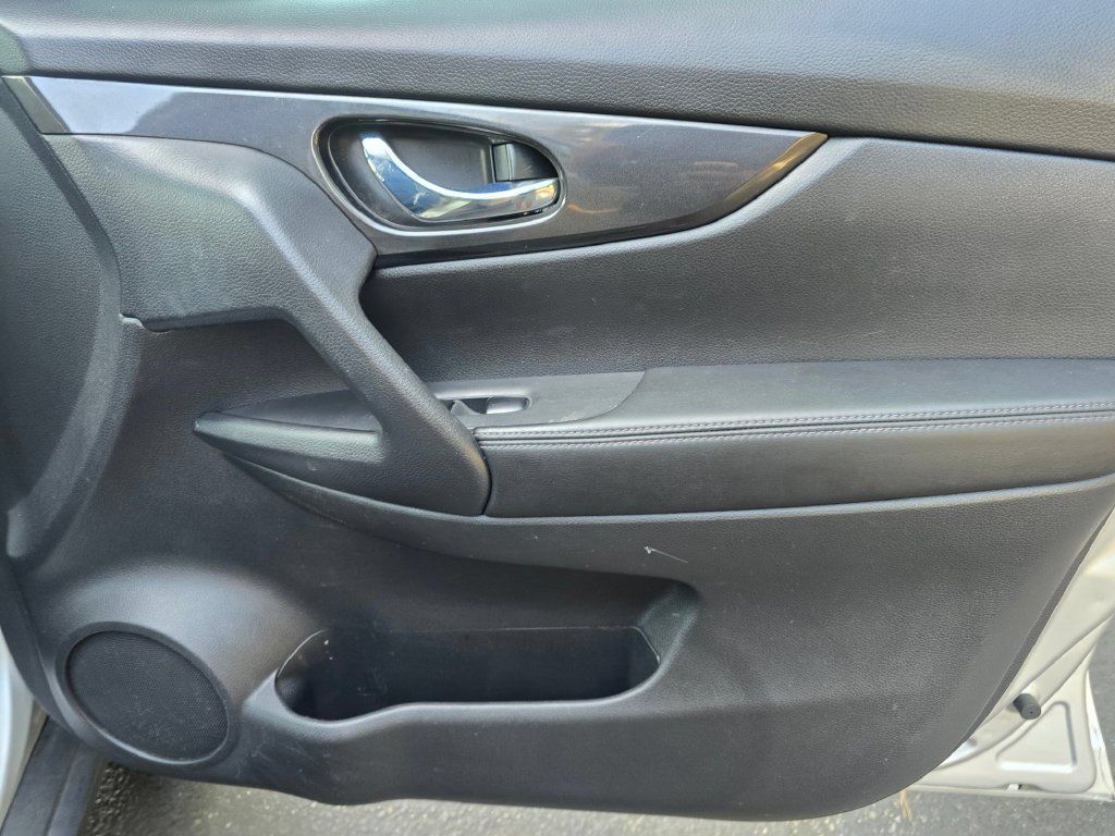 Used 2017 Nissan Rogue S AWD/4WD image 12
