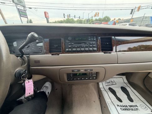 Used 1999 Lincoln Town Car Signature RWD image 4