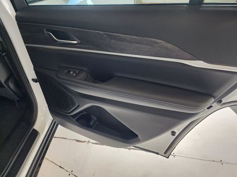 Certified 2025 Jeep Grand Cherokee L Limited w/ Black Appearance Package AWD/4WD image 15