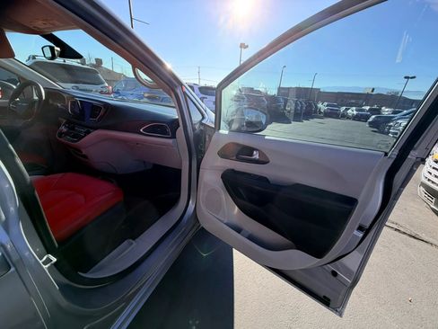 Used 2019 Chrysler Pacifica Touring Plus w/ Tire & Wheel Group image 31