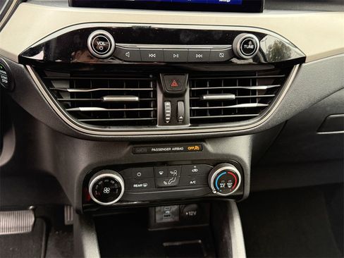 Used 2022 Ford Escape SE w/ SE Sport Appearance Package image 27