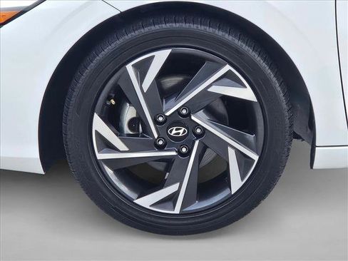 Used 2025 Hyundai Elantra SEL image 25